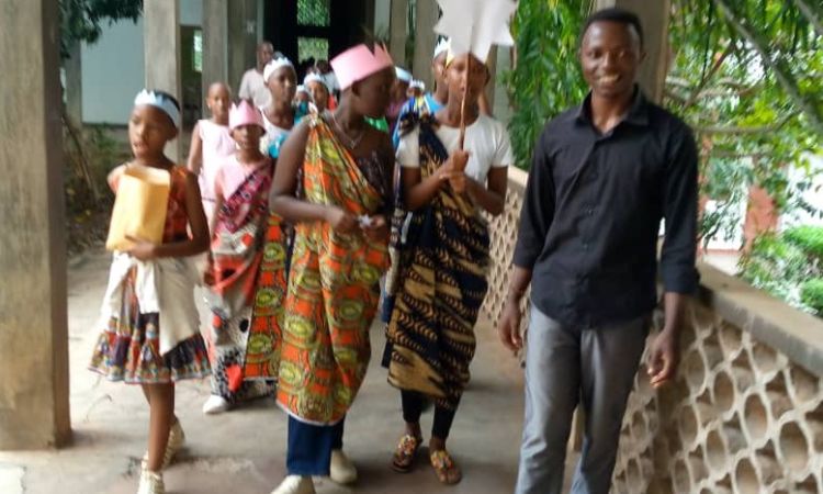LES CHANTEURS DE L’ETOILE DE LA CATHEDRALE REGINA MUNDI AU GRANSD SEMINAIRE DE BUJUMBURA