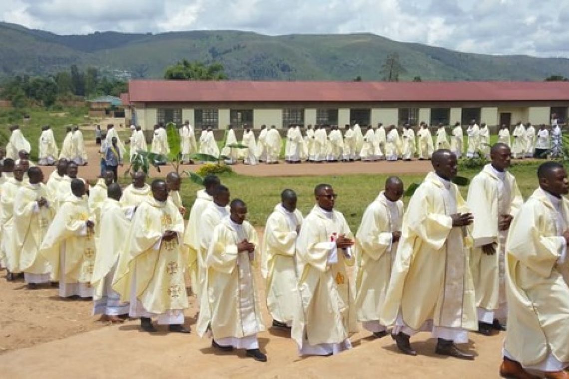 RUYIGI : TOUS AUTOUR DU PASTEUR LORS DE LA MESSE CHRISMALE