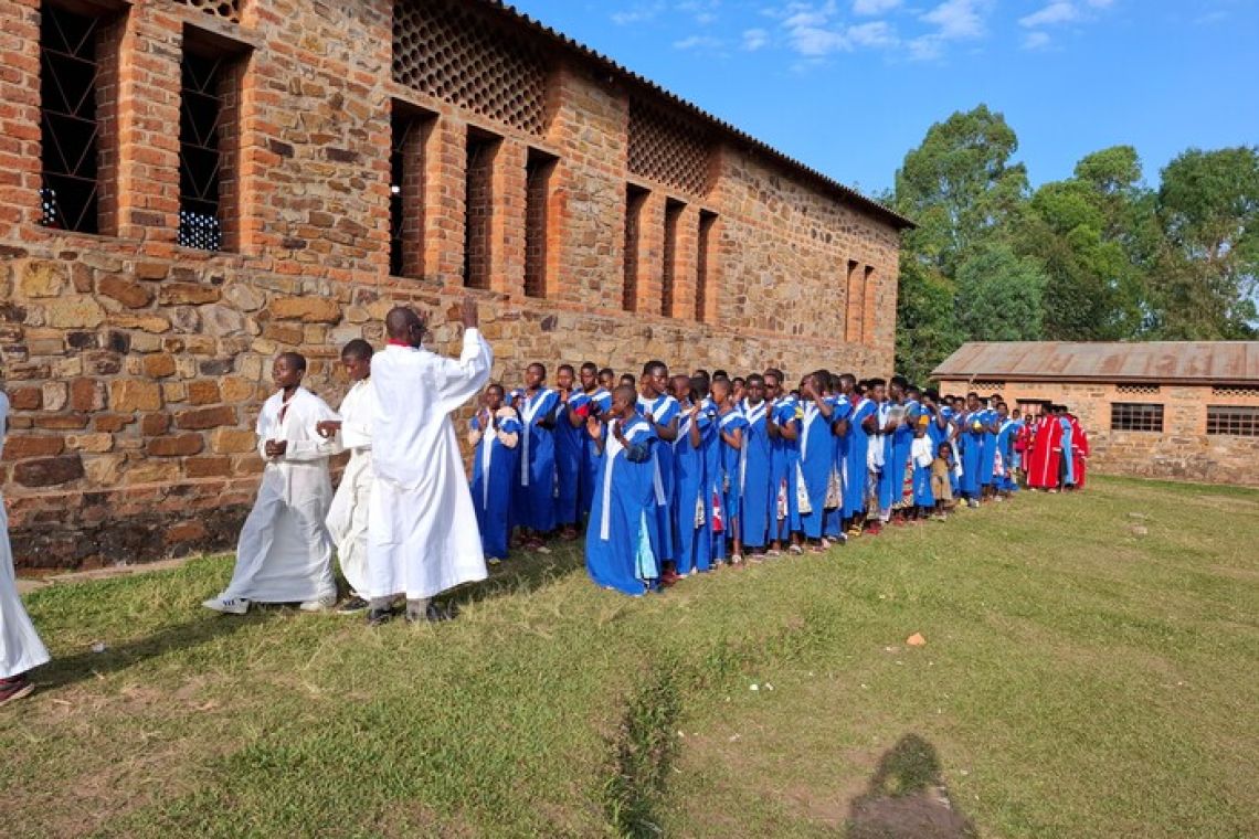 LES CHORISTES AU SERVICE DU SACRE COEUR DE JESUS