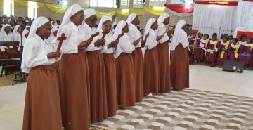 LES OBLATES DU SACRE COEUR DE JESUS A L’HIONNEUR