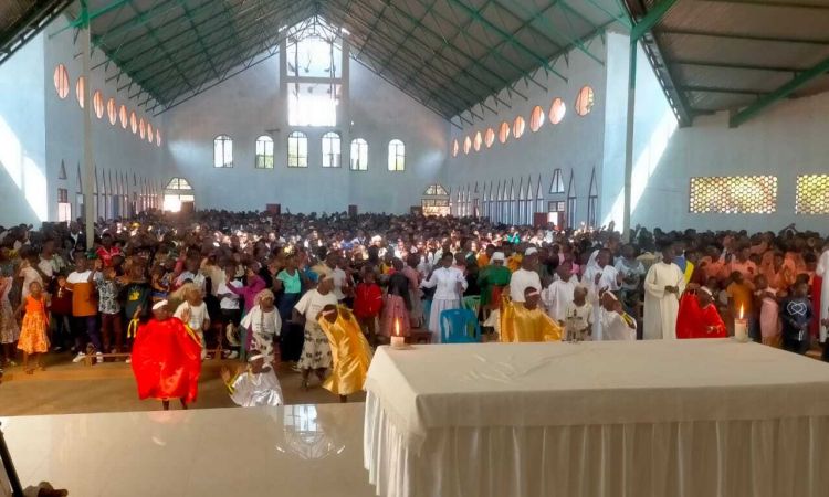DES CONSACRÉS KENYANS EN MISSION AUPRES DES JEUNES DE LA PAROISSE CENDAJURU