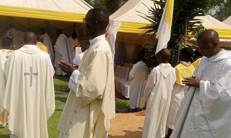UNE GRANDE JOIE A LA SUCCURSALE NYAMABERE : UN PRETRE RECEMMENT ORDONNE CELEBRE SA MESSE D’ACTION DE GRACE